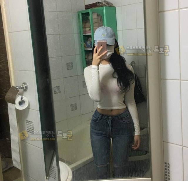 먹튀검증 토토군 포토 몸매 자랑 거울 셀카녀