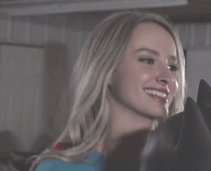 결국 악당에게 당하고 마는 슈퍼걸 누나