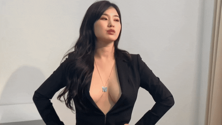 자켓속에 아무것도 안입은 모델 김우현 슴골