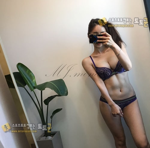 먹튀검증 토토군 포토 속옷모델의 여유로운 셀카