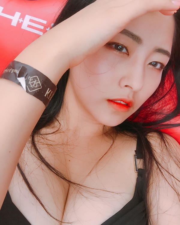 기존의 여군은 잊어라 핫했던 그녀