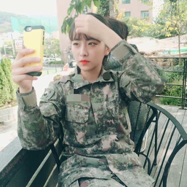 기존의 여군은 잊어라 핫했던 그녀