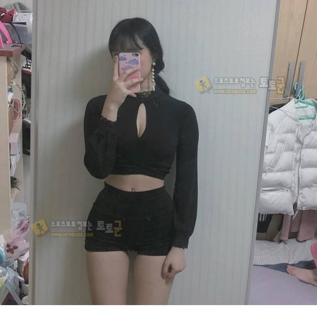 먹튀검증 토토군 포토 몸매 자랑 거울 셀카녀