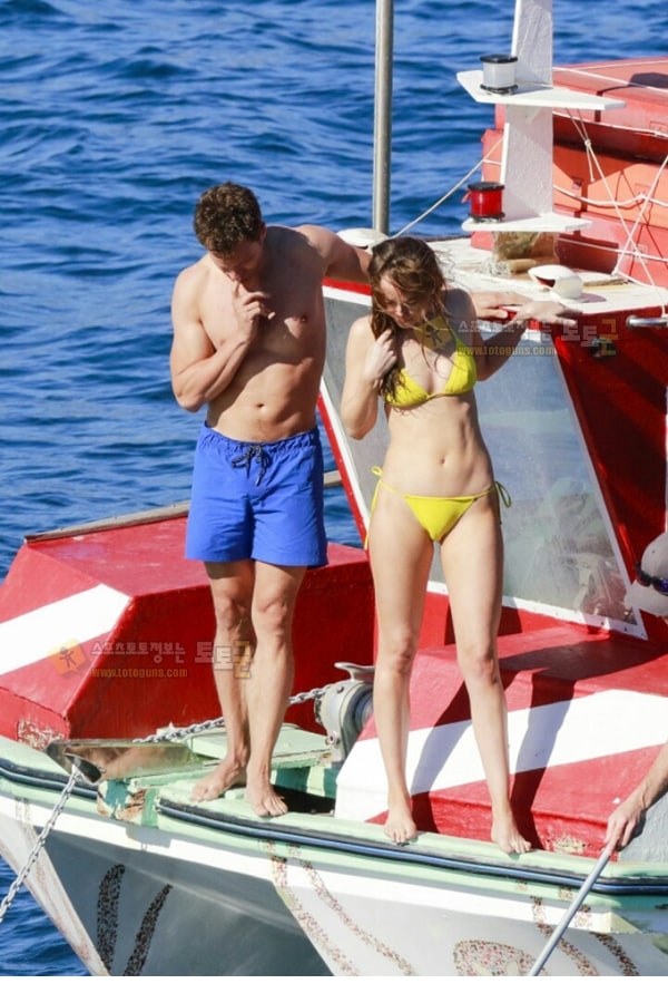 먹튀검증 토토군 포토 노란 비키니 입은 다코타 존슨