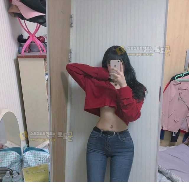 먹튀검증 토토군 포토 몸매 자랑 거울 셀카녀