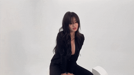 자켓속에 아무것도 안입은 모델 김우현 슴골