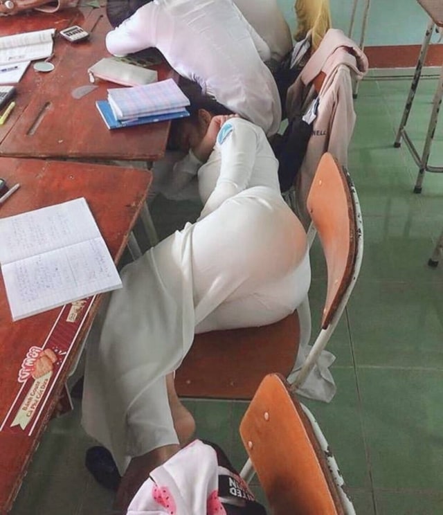 겜하다가 잠든 처자