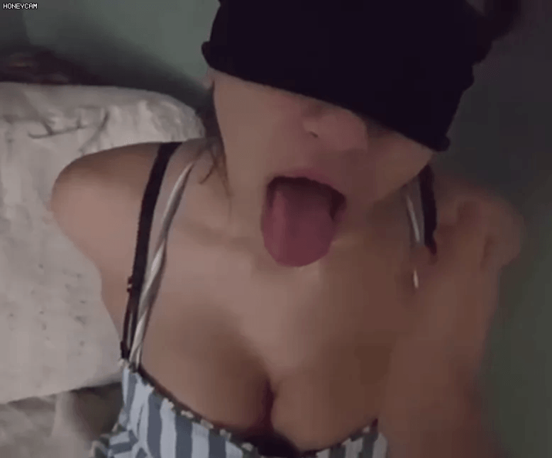 안대를 쓰고 혀를 내밀어주세요