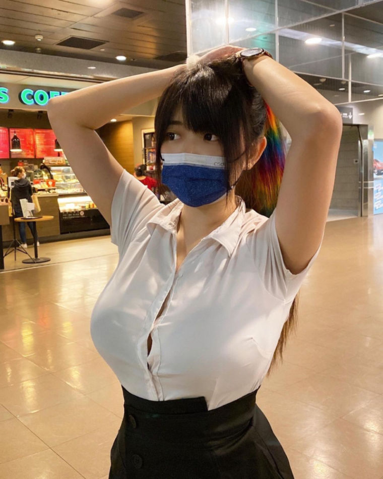 소나기에 흰셔츠가 흠뻑 젖은 처자