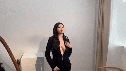 자켓속에 아무것도 안입은 모델 김우현 슴골