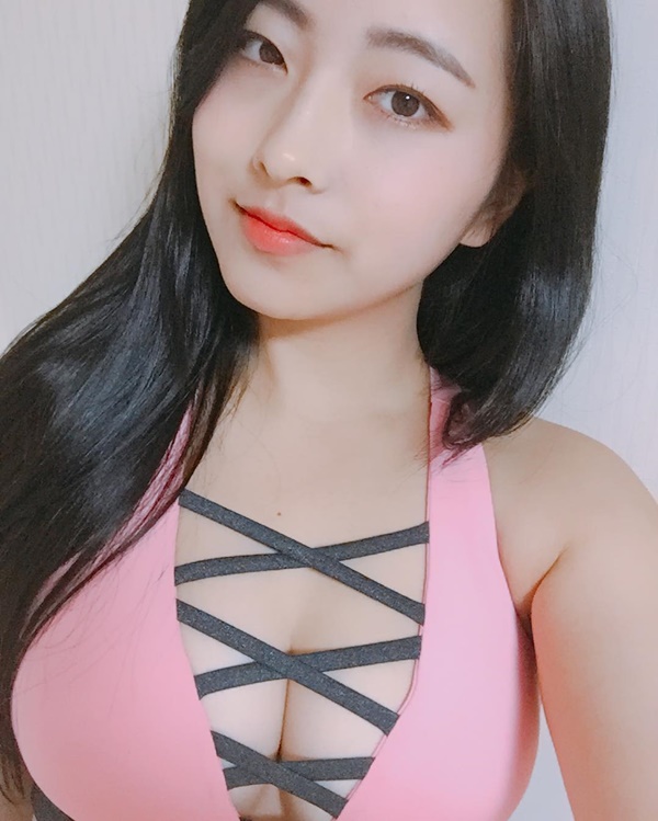기존의 여군은 잊어라 핫했던 그녀