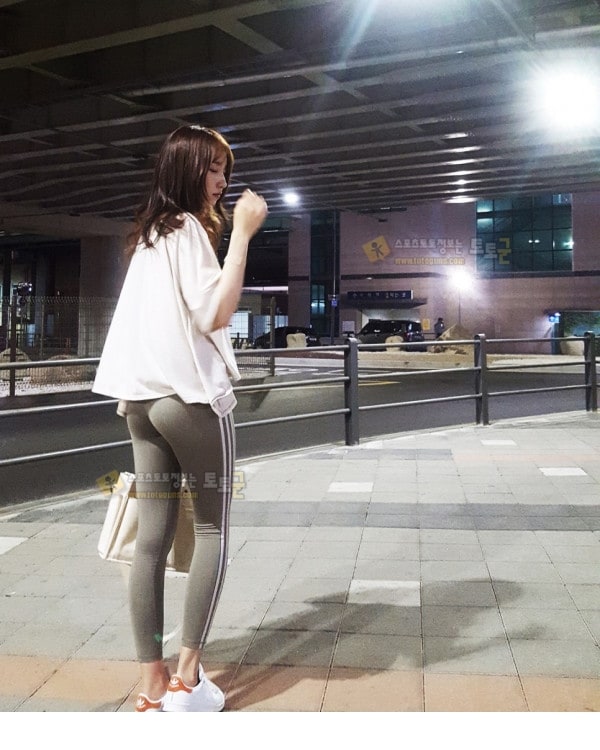 먹튀검증 토토군 포토 요즘 길거리 여성 패션