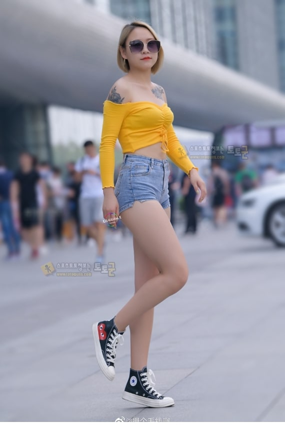 수줍게 포즈 연습중인 대륙 처자