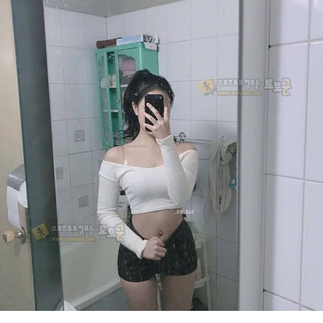 먹튀검증 토토군 포토 몸매 자랑 거울 셀카녀