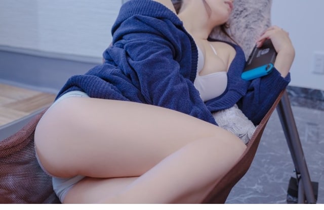 겜하다가 잠든 처자