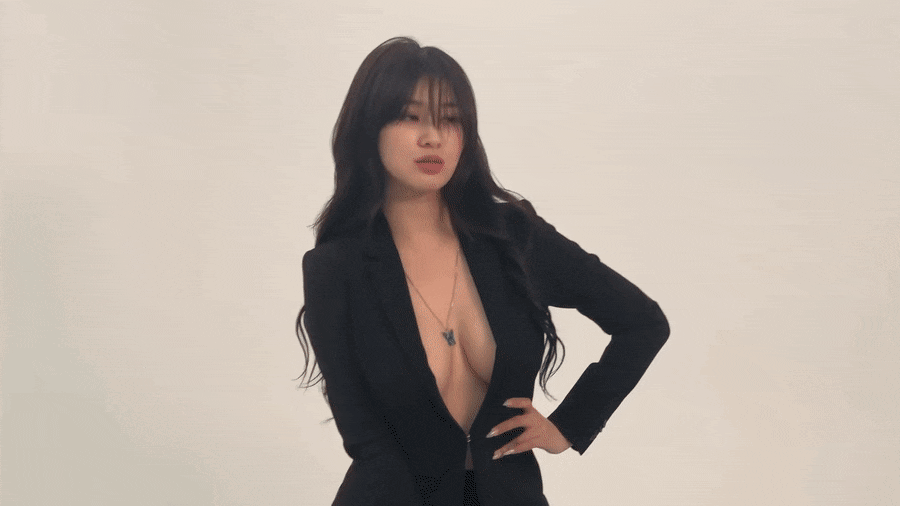 자켓속에 아무것도 안입은 모델 김우현 슴골