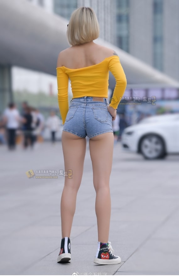 수줍게 포즈 연습중인 대륙 처자