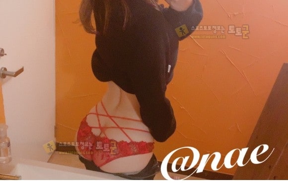 먹튀검증 토토군 포토 화장실 셀카녀